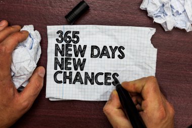 Kavramsal el 365 yeni gün yeni bir şans gösterilen yazma. İş fotoğraf metin başka bir yıl takvim fırsatları el başlangıç kalem kroki word bozuk sayfa woody deck el kağıt topu üzerinde tutun