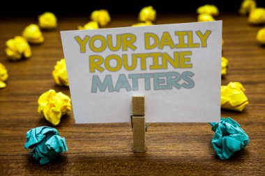 Your günlük rutin konularda gösterilen Not yazma... İş fotoğraf vitrine ataç sarı mavi LOB'lar bir sağlıklı yaşam yazılı not defteri Ayaklıklı ahşap güverte üzerinde yaşamak için iyi alışkanlıklar var