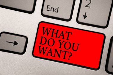 Kavramsal el yazma gösteren soru ne istiyorsun. İş fotoğraf metin söyle bana arzuları istekleri talepleri hırsın grimsi gümüş klavye kırmızı renk düğme siyah renk metinleri ile