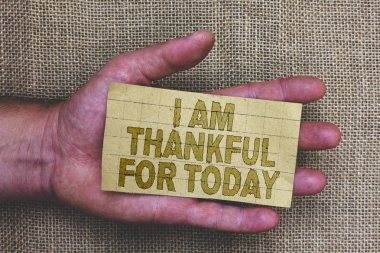 Kavramsal el gösterilen Am müteşekkir için bugün yazma. Kelimeler insan eli Jüt çuval arka plan ile bir daha fazla gün felsefe kalın gri kağıt yaşam hakkında minnettar vitrine iş fotoğraf