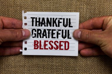 Müteşekkir minnettar mübarek gösterilen metin işareti. Kavramsal fotoğraf takdir Şükran iyi bir ruh hali tavrı parça defter kağıt Jüt arka plan iletişim fikirleri tutan adam