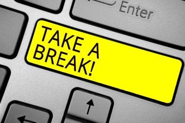 A Break yazma el yazısı metin. Dinlenme bir şey yapmayı kes anlam kavramı rekreasyon zaman olsun iş küllü bilgisayar klavye sarı düğmeye siyah renk metinleri ile dışarı