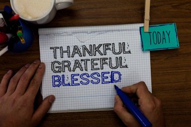 Kavramsal el müteşekkir minnettar mübarek gösterilen yazma. İş fotoğraf vitrine takdir Şükran iyi bir ruh hali tavrı el tutun kalemi ataş yazılı not defteri kalem büyük kahve kupa