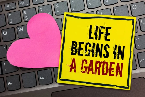 手写文字书写生活从花园开始 概念意义农业植物生长的爱为园艺写在黑色边框黄色页面触及粉红色的心脏在电脑键盘上 — 图库照片