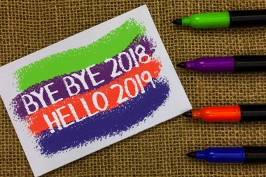 Word metin güle güle güle güle 2018 yılına Merhaba 2019 yazma. Renkli dalgaları beyaz sayfa ile başlayan yeni yıl motivasyon mesajı 2018 için iş kavramı bitti ve metinler Jüt çuval hatta atılmıştır marker renk