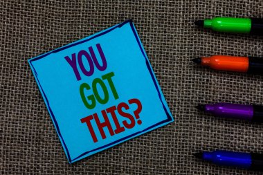 You var bu soru gösterilen Not yazma. İnsanlar bir şey mavi renk kalemler üzerinde siyah çuval yanı sıra yazılı harf kağıda yaparken başarılı olur inanmak vitrine iş fotoğraf