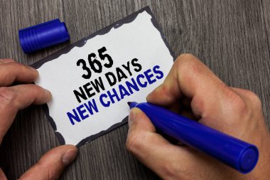El yazısı metin 365 yeni gün yeni bir şans. Başka bir takvim fırsatları gri ahşap güverte yıllın başlayan anlam kavramı siyah kalemi siyah çizgili Yapışkan Not yazılı tutun