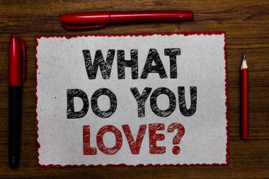 Ne yapmak sen aşk soru gösterilen metin işareti. Kavramsal fotoğraf eğlenceli şeyler tutku için bir şey bazı metinler ahşap Resepsiyon kalem kalem ilham kırmızı kenarlıklı beyaz sayfa merkezli