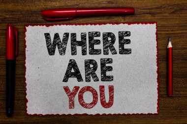 Where Are You gösterilen metin işareti. Bazı metinler ahşap Resepsiyon kalem kalem kavramsal fotoğraf vermek bize yer adresi yönü işaret başvuru kırmızı kenarlıklı beyaz sayfa merkezli
