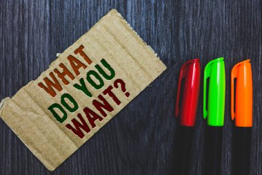 Ne istiyorsun soru gösterilen Not yazma. Söyle bana senin arzularını karton harflerle gri ahşap Resepsiyon renkli kalemler üzerinde sırası koydu talepleri hırs ister vitrine iş fotoğraf