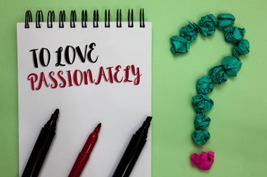 Kavramsal el için aşk tutkuyla gösterilen yazma. Güçlü biri ya da bir şey başka sevgi yapışkan not metinler dokunmatik yeşil kağıt lob soru işareti ile duygu vitrine iş fotoğraf