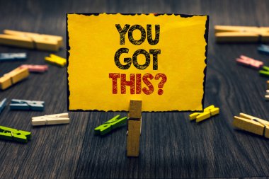 Metin yazma, Word bu soru var. İş kavramı insanların rastgele bir şey Blacky ahşap Resepsiyon laid ataş yaparak başarılı olur inanmak için bir metin bulunan sarı kart tutun