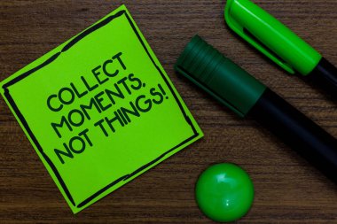 Toplamak anlar, şeyler değil gösterilen metin işareti. Kavramsal fotoğraf mutluluk felsefe zevk basit bir hayat gerçekler yazılı Yapışkan Not iki işaretleri üzerinde ahşap zemin yeşil topu koydu