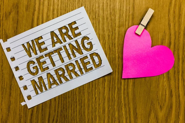 概念性手写显示我们要结婚了 商业照片展示订婚婚礼准备爱夫妇黄色木甲板字与白纸纸夹子握心 — 图库照片