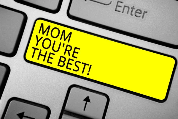 手書きテキスト書くママ再ベスト ブラック カラー テキスト黄色ボタンで母愛感情お世辞粉を吹いたコンピューターのキーボードのため感謝の意味の概念 — ストック写真