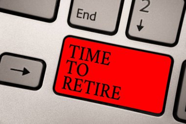 Kavramsal el için zaman emekli gösterilen yazma. İş fotoğraf metin almak yaşlı eski yeterli grimsi gümüş klavye kırmızı renk düğme siyah renk metinlerle çalışma emekli durumu durdur