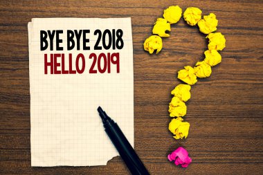 Word metin güle güle güle güle 2018 yılına Merhaba 2019 yazma. Yazılı bozuk sayfa dokunmatik siyah kalem sarı kağıt lob formu soru odunsu güvertede iş kavramı için başlangıç yeni yıl motivasyon mesajı 2018 bitti