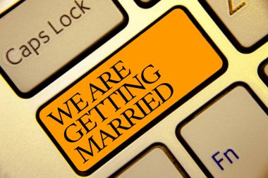 Kavramsal el biz evleniyor vardır gösterilen yazma. İş fotoğraf metin nişan düğün hazırlık Loving çift altın gri bilgisayar klavye sarı düğme siyah rengi ile