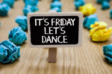 S gösterilen metin işaret Cuma izin s dans değil. Kavramsal fotoğraf hafta sonu başlayan kutlayın gitmek Disco müzik ataç tutun parti odunsu güvertede kara tahta kağıt topaklar arkasında yazılı