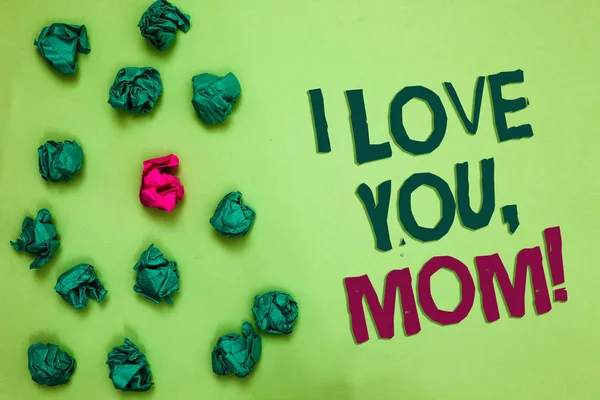 私は愛あなたのお母さんを示すメモを書きます 事業写真展示愛するメッセージ感情愛情暖かい宣言オリーブ色の床に散らばって言葉に近いピンク Lob 半ばいくつかの緑の塊 — ストック写真
