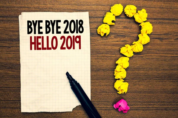 Word metin güle güle güle güle 2018 yılına Merhaba 2019 yazma. Yazılı bozuk sayfa dokunmatik siyah kalem sarı kağıt lob formu soru odunsu güvertede iş kavramı için başlangıç yeni yıl motivasyon mesajı 2018 bitti