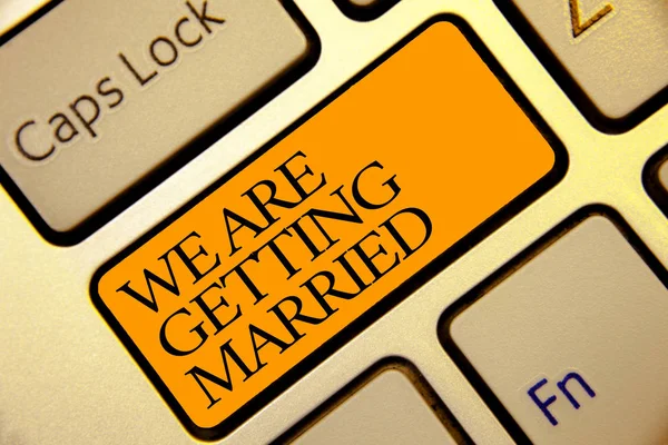 概念性手写显示我们要结婚了 商务照片文本订婚婚礼准备爱夫妇金色灰色电脑键盘与黄色按钮黑颜色 — 图库照片