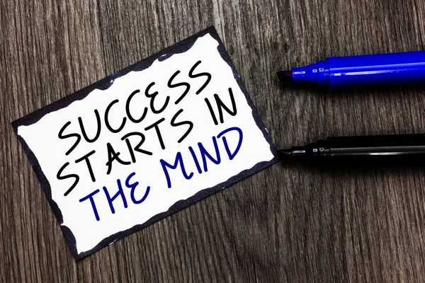 Word Tekst Intoetsen Succes Begint Mind Businessconcept Voor Hebben Positieve — Stockfoto