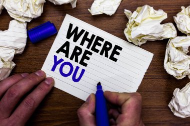 Where Are You gösterilen Not yazma. Bize senin konum adresi yön noktasını referans el holding marker yazmak kelime kağıt lob saçmak çevrede odunsu Resepsiyon vermek vitrine iş fotoğraf