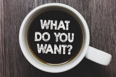 Word metin ne istiyorsun soru yazma. İş kavramı için söyle bana senin arzularını istek talepleri hırs sade kahve metinler gri siyah ahşap masanın üzerinde yüzen kupa ile