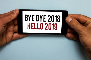 Word metin güle güle güle güle 2018 yılına Merhaba 2019 yazma. İnsan eli tutun smartphone kırmızı ile yeni yıl motivasyon mesajı 2018 başlatmak için iş kavramı bitti ve mavi zemin üzerine siyah harflerle gölge