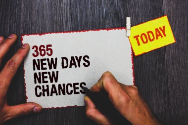 365 Yeni Gün Yeni Şanslar adlı el yazısı metni. Kavram demek, bir yıl daha Takvim Fırsatları 'ndan başlamak demek. Elle kavra, siyah kalemle yaz, ataç çubuğu, sayfa tahtası.