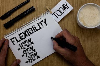 Esneklik 100 90 80 gösterilen metin işareti. Kavramsal fotoğraf düzey ataç korumak maleability Not defteri el yazılmış ne kadar esnektir tutun odunsu masa üzerinde siyah pen marker kahve