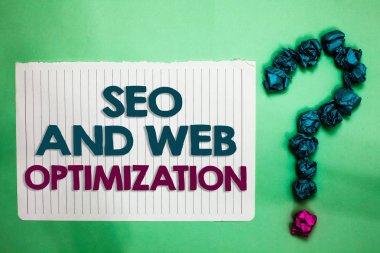 Kavramsal el SEO ve Web optimizasyonu gösterilen yazma. İş fotoğraf metin arama motoru Keywording pazarlama stratejileri beyaz notepad ile kelime Deniz Mavisi mavi forma yeşil arka plan lobs