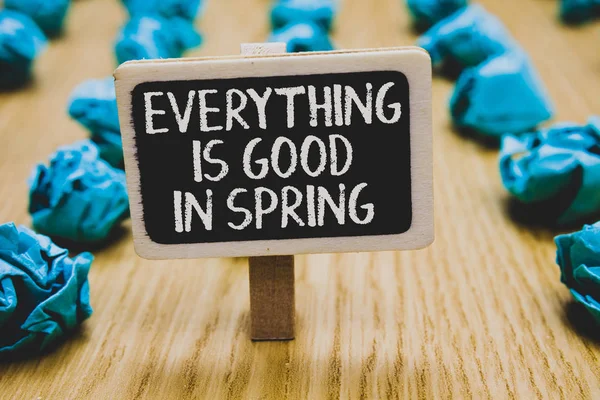 手写文字书写一切在春天是好的 概念意思幸福为季节享用自然站立黑板以白色词在模糊的蓝色纸以后 Lob 木地板 — 图库照片