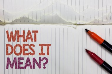 Ne anlama geldiğini gösteren metin işareti var. Kavramsal fotoğraf. Tanımlanmış bir şeyin anlamını söyle. Beyaz yırtık sayfa.