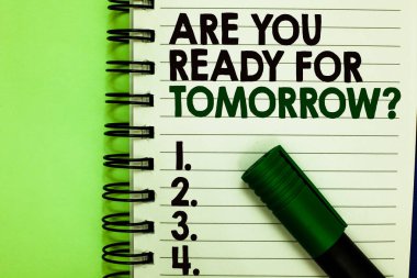 El yazısı metni. Yarın için hazır mısın sorusu. Kavram, geleceğin motivasyonuna hazırlık anlamına gelir. Not defterine harfler ve sayılar yazıldı. Yeşil işaret yeşile boyandı.