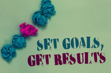 Set gol, almak sonuçları gösterilen Not yazma. İş fotoğraf vitrine ağımdaki hedefleri iş için başarmak onları Drawn mavi ve kırmızı kelimeler çamurcun rengi kağıt götürü mavi zemin üzerinde orta pembe