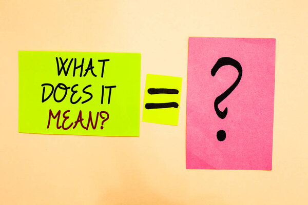 Пишу записку, показывающую, что это значит. Дайте мне смысл чего-нибудь Определение, написанное на зеленой липкой ноте на желтой и вопросительный знак на розовой бумаге
