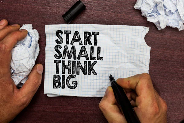 Conceptuele Hand Schrijven Start Small Think Big Tonen Zakelijke Foto — Stockfoto