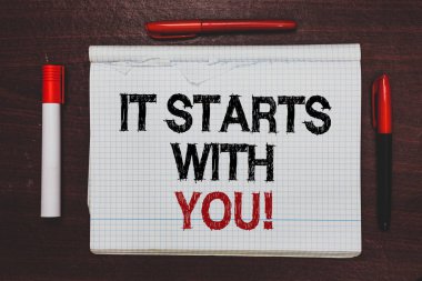 O başlar With You yazma el yazısı metin. Var bir şey yapıyor başlatmak için motivasyon disiplin kavramı anlam siyah, kırmızı kelimeleri not etmek üstünde kahverengi sahne beyaz vurgulayıcı kırmızı kalem yazılmış