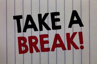A Break yazma el yazısı metin. Dinlenme bir şey yapmayı kes anlam kavramı rekreasyon zaman olsun üç kelime siyah ve kırmızı renkle yazılı iş beyaz dikey kağıt bitti