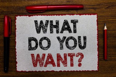 Ne istiyorsun soru gösterilen metin işareti. Kavramsal fotoğraf söyle bana senin arzularını istek talepleri hırs kırmızı kenarlıklı beyaz sayfa bazı metinler ahşap Resepsiyon kalem kalem merkezli