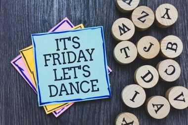 El yazısı metin bu s s Cuma izin olduğu dans. Hafta sonu gitmek parti Disco müzik siyah ahşap güverte yanında bazı yuvarlak odunsu alfabe yapışkan not yazılı başlayan kutlayın anlam kavramı