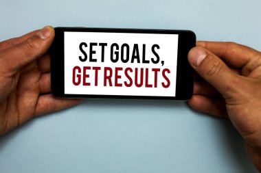 Metin yazma Set gol, sonuçları almak kelime. İş kavramı için ağımdaki hedefleri iş başarmak onları insan eli tutun smartphone ile kırmızı ve mavi zemin üzerine siyah harflerle gölge