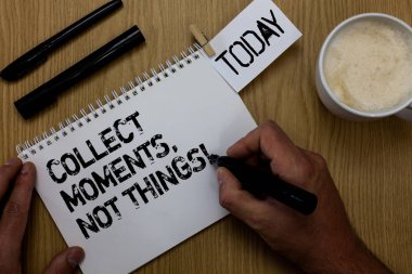 Toplamak anlar, şeyler değil gösterilen metin işareti. Kavramsal fotoğraf mutluluk felsefe ataç korumak basit yaşam gerçekleri Not defteri el tutun marker kahve siyah kalem odunsu masanın üzerinde yazılı tadını çıkarın