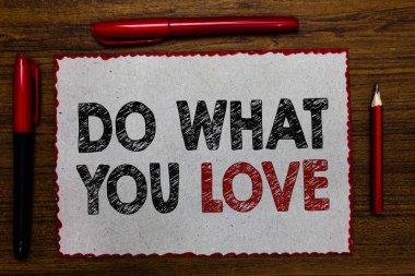Yapmak What You Love gösterilen metin işareti. Kavramsal fotoğraf yapmak eğlenceli şeyler yapmak faaliyetler motivasyon kırmızı kenarlıklı beyaz sayfa ile bazı metinler ahşap Resepsiyon kalem kalem merkezli