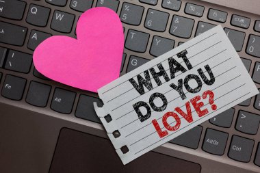 Word metin ne yapmak Love You soru yazma. İş kavramı bir şey için eğlenceli şeyler tutku için ilham küllü bilgisayar klavye ile sarı düğmeye siyah ve kırmızı metin