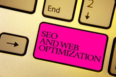 Word metin Seo ve Web optimizasyonu yazma. İş kavramı metinler yazılı pembe düğme siyah rengi ile arama motoru Keywording pazarlama stratejileri parlak altın bilgisayar klavye için