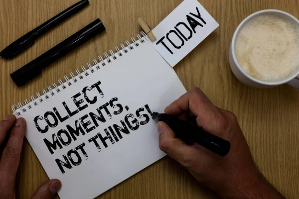 Toplamak anlar, şeyler değil gösterilen metin işareti. Kavramsal fotoğraf mutluluk felsefe ataç korumak basit yaşam gerçekleri Not defteri el tutun marker kahve siyah kalem odunsu masanın üzerinde yazılı tadını çıkarın