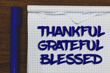 Müteşekkir minnettar mübarek gösterilen Not yazma. Takdir Şükran iyi bir ruh hali tavrı yazılı beyaz gri ahşap arka plan mavi işaret yanında üstünde not etmek vitrine iş fotoğraf